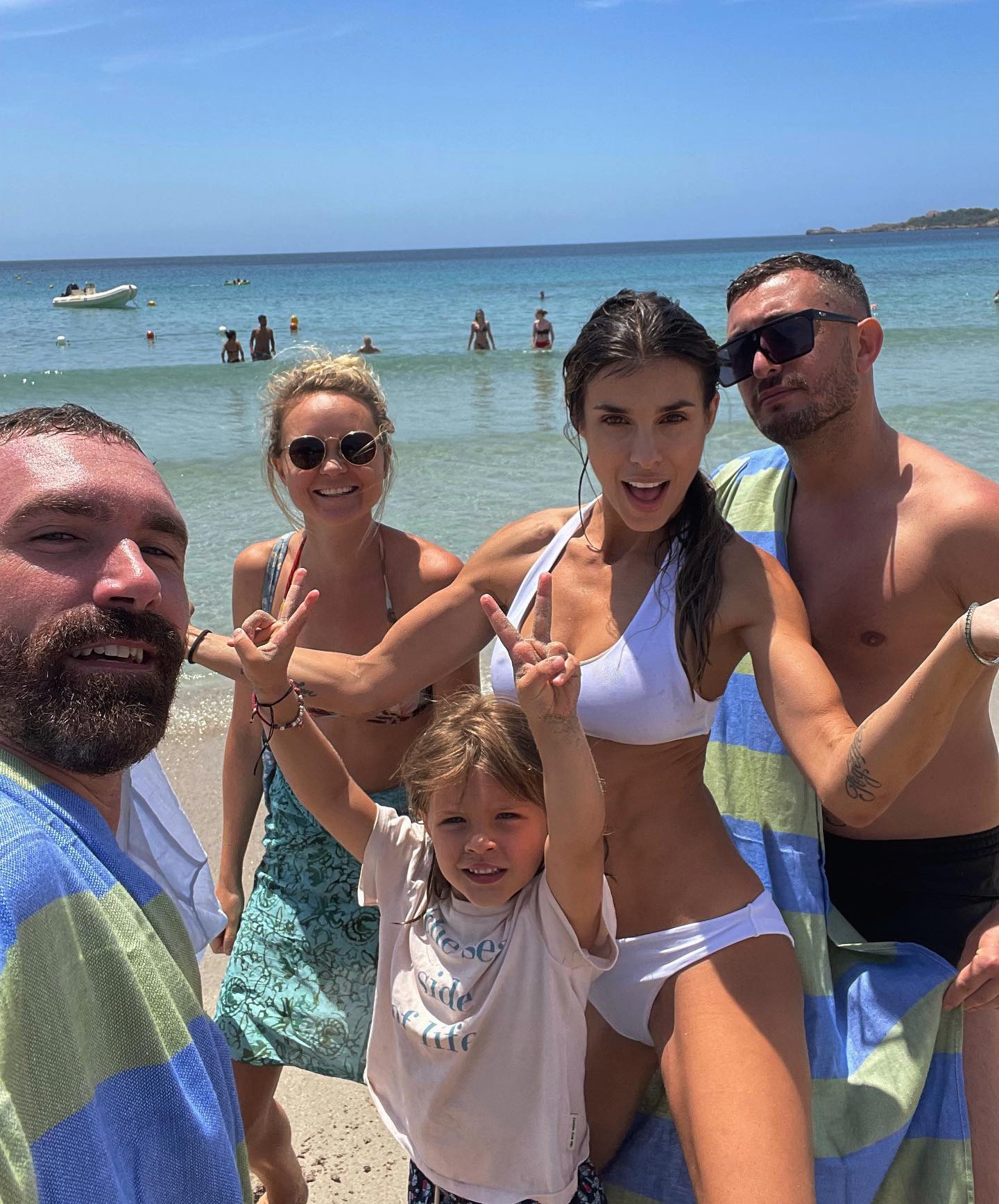 Elisabetta Canalis Quando sogni quell’immagine e quel momento tutto l’anno e poi… eccoci qui!
I ha...