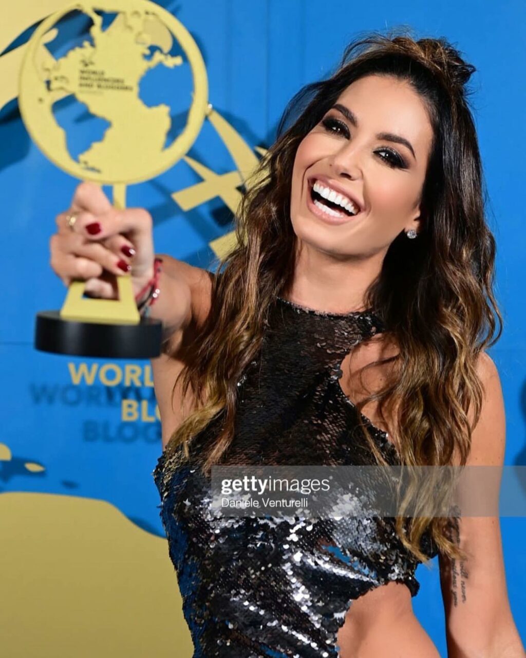 Elisabetta Gregoraci, Grazie per questo bellissimo premio  . Sono molto onorata di aver rappresentato … su Instagram delizia i suoi fan