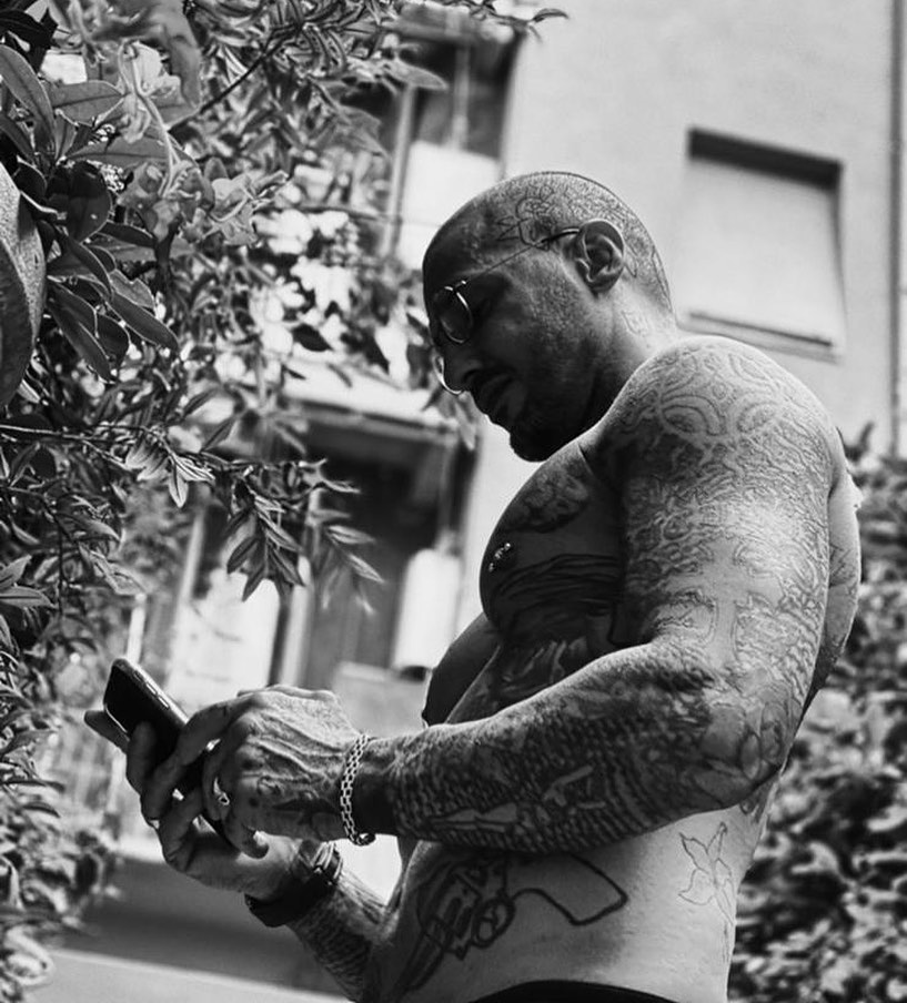 Fabrizio Corona Da un cortile di Milano leggo le notizie. Vi vedo già postare tragicamente i vos...