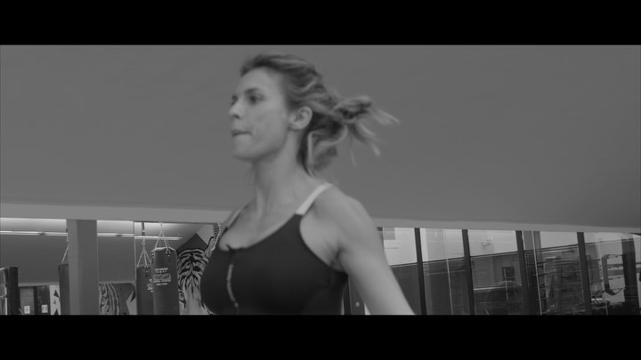 Avete presente quella ragazza che sembra avere tutto dalla vita? Bellissima, talentuosa, famosa e...