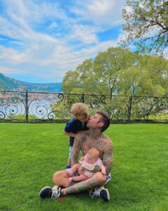 Vi presento Fedez, il rapper che ha fatto innamorare le teenager con le sue rime e lo stile unico...