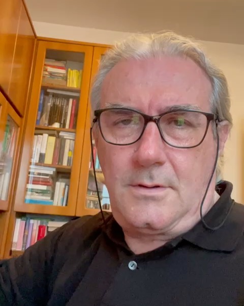 Vi presento Fabrizio Corona, l'uomo che ha reso fashionable il carcere. Conosciuto come il re dei...