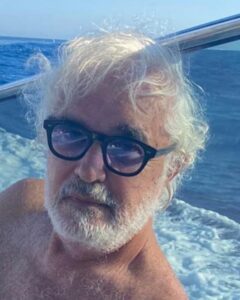 Vi presento il magnate della discoteca, il re dell'hotspot, il guru dell'ospitalità: Flavio...