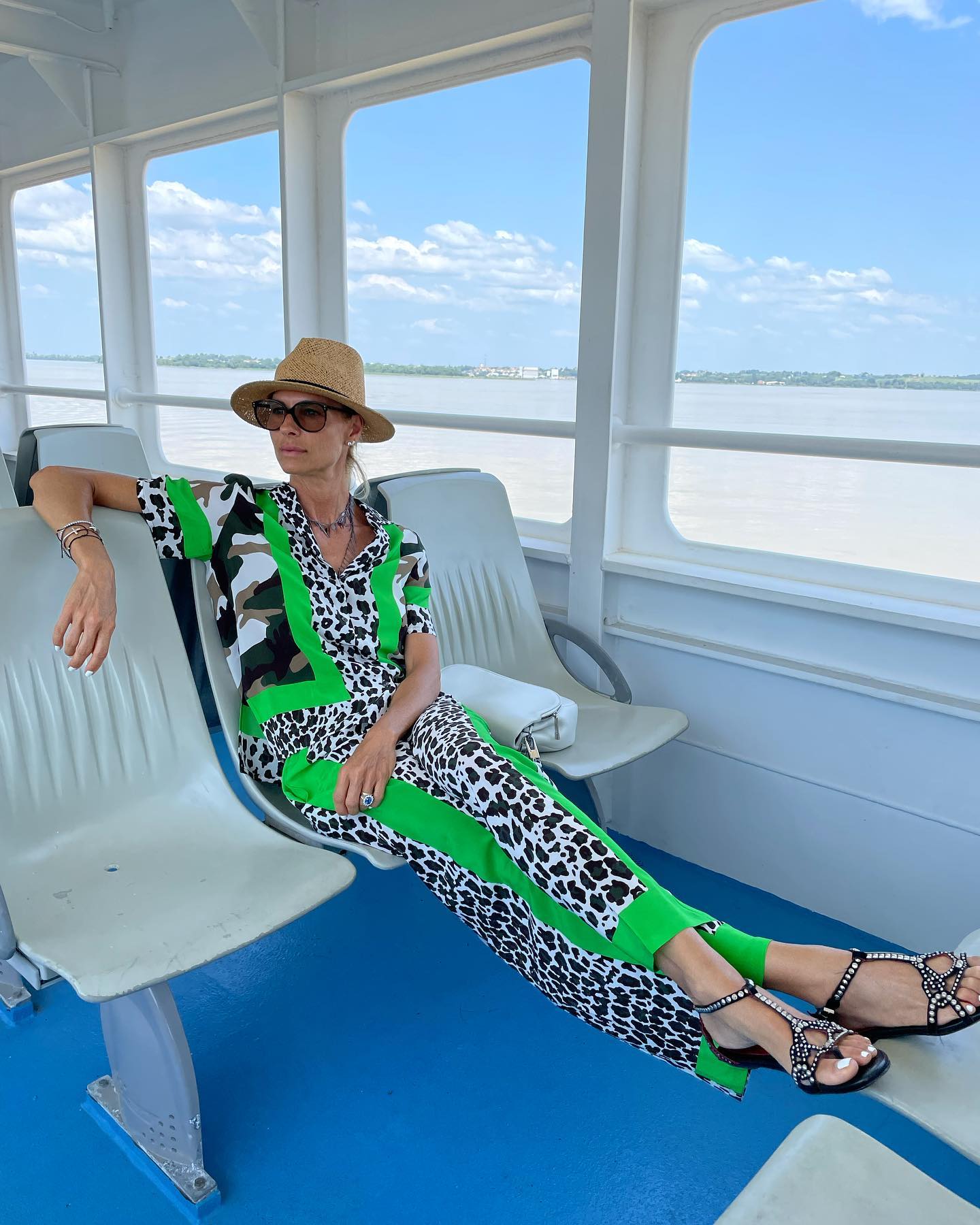 Martina Colombari Direzione Bordeaux Stasera si beveOra sul fiume Gironde...