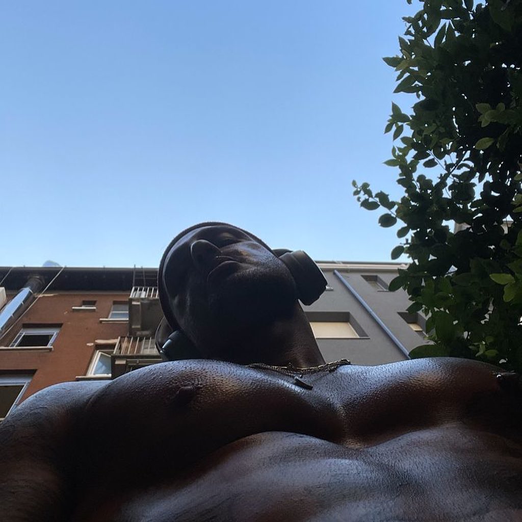 Fabrizio Corona IL CIELO SOPRA LE MURA....