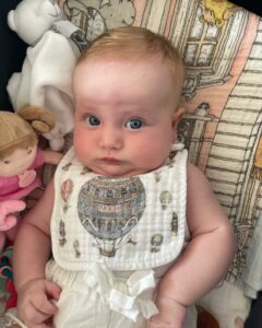 C'era una volta un giovane rapper chiamato Fedez, famoso per le sue rime taglienti e il suo look...