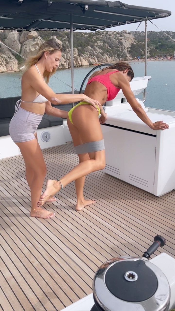 Elisabetta Canalis Old school workout
ad
Video maker...