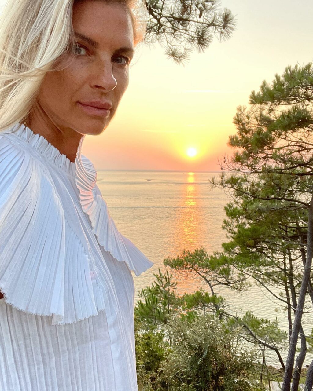 C'è chi pensa che Martina Colombari sia troppo bella per essere vera, altri invece la definiscono...