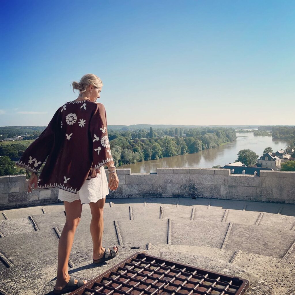 Martina Colombari, la regina della bellezza e della simpatia, la cui presenza risplende come un...