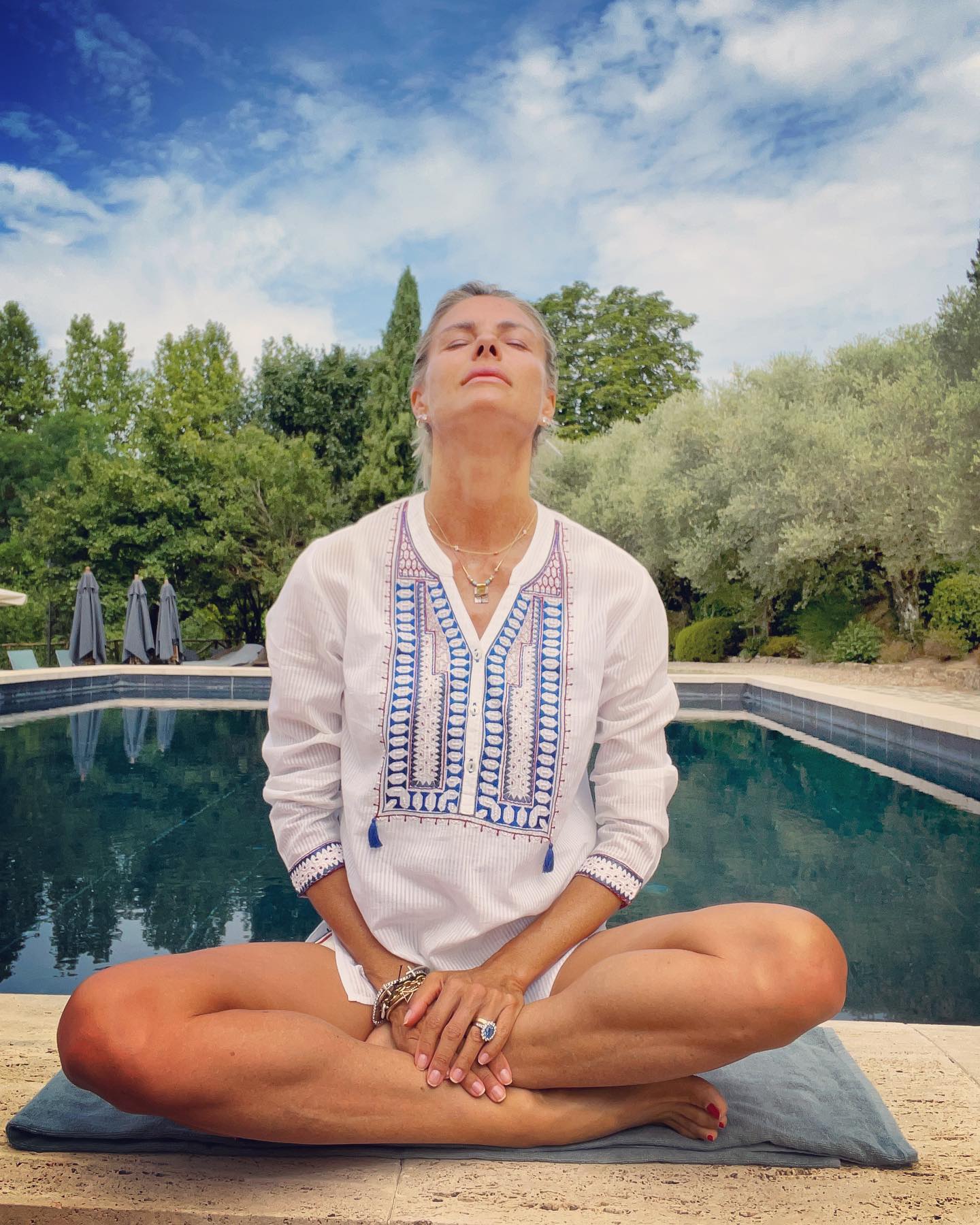 Martina Colombari Iniziamo bene la giornata
( Esistono infiniti modi per volersi bene )...