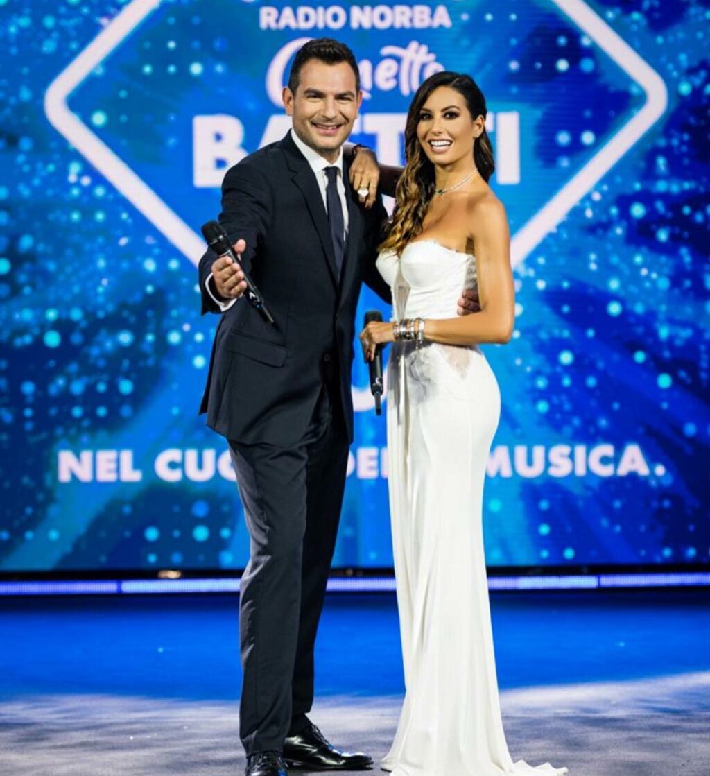 Elisabetta Gregoraci, Ciao ragazzi, questa sera va in onda l’ultima puntata di Battiti Live…..ero visi… su Instagram delizia i suoi fan