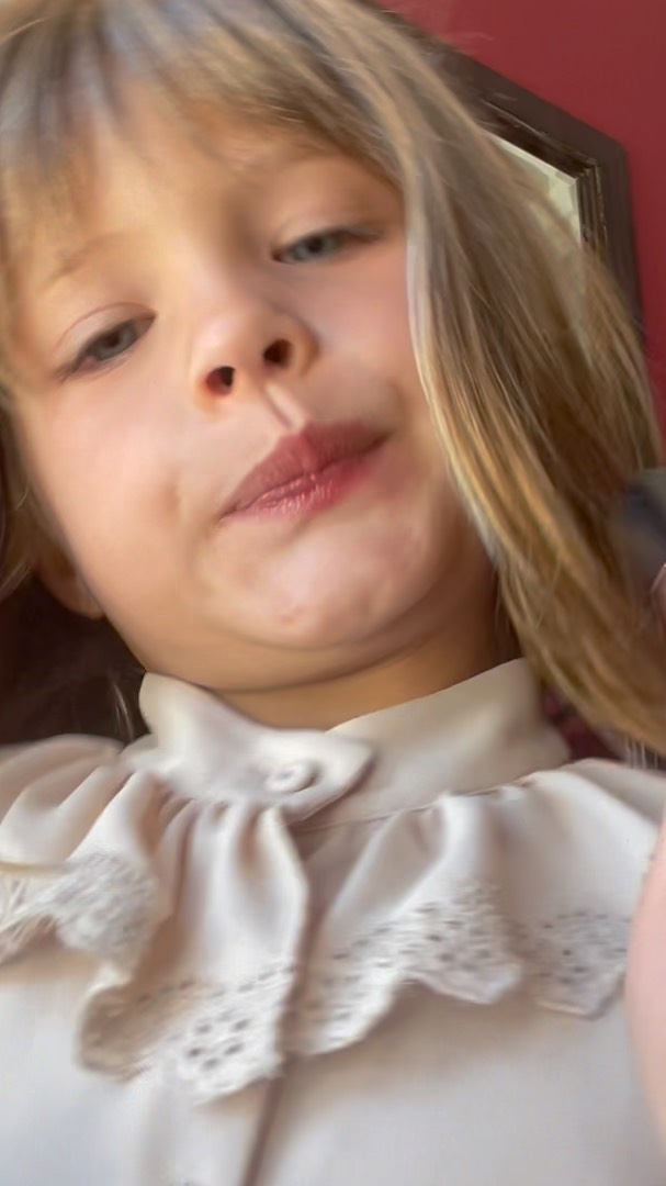 Se c'è una cosa che Elisabetta Canalis sa fare alla perfezione, è far parlare di sé. Con il suo...