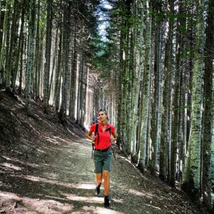 Martina Colombari, … ogni volta che mi ritrovo a “scarpinare” per i boschi mi ricordo quando da pic… su Instagram incanta i suoi fan