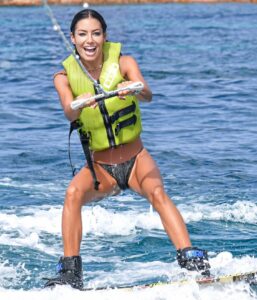 Elisabetta Gregoraci, Per la prima volta: wake board! È stato divertentissimo..anche se il giorno dopo… su Instagram per i suoi fan