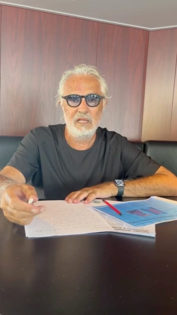 Flavio Briatore, di una località turistica d’eccezione come Forte Dei Marmi che critica il turism… su Instagram per i suoi fan