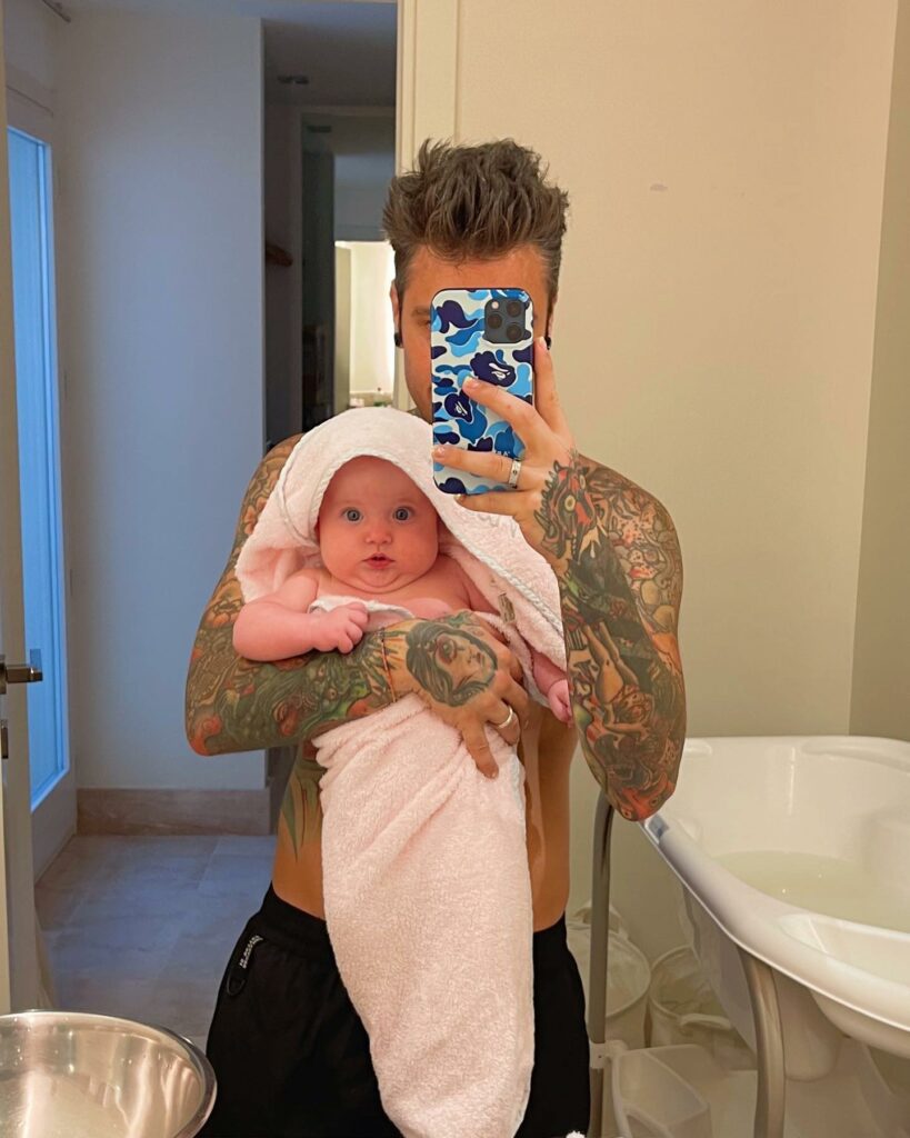 Fedez, Bagnetto… su Instagram per i suoi fan