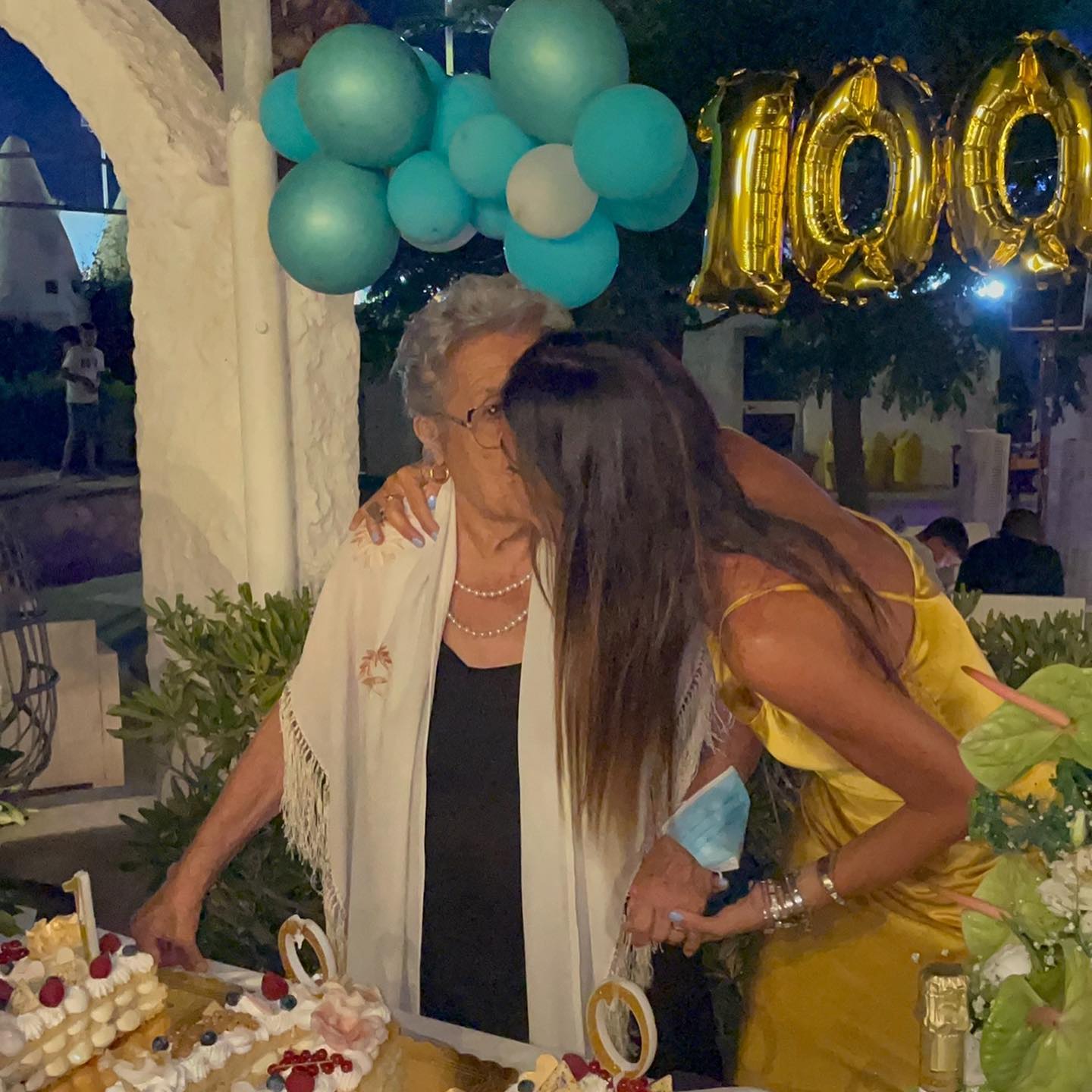 Elisabetta Gregoraci Tantissimi auguri nonnina mia: sono 100.. Che traguardo bellissimo..che Dio ti ...