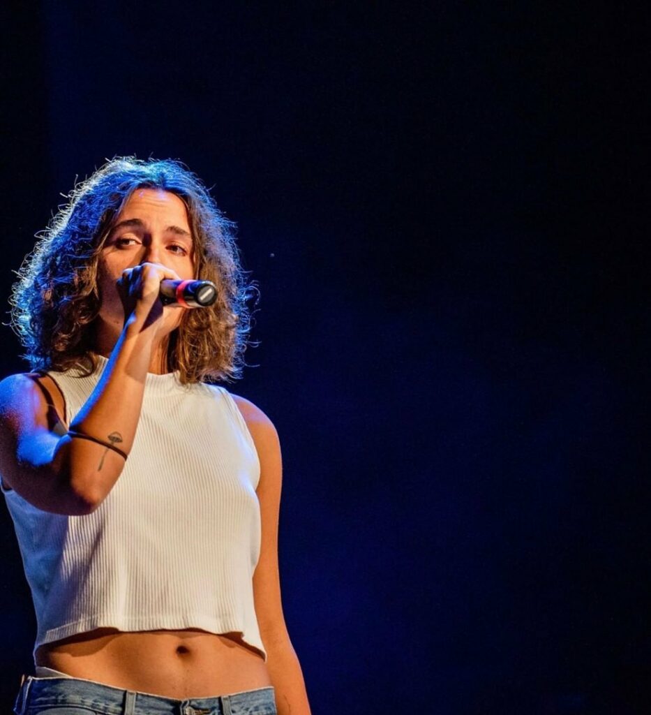 Madame, blu… su Instagram per i suoi fan