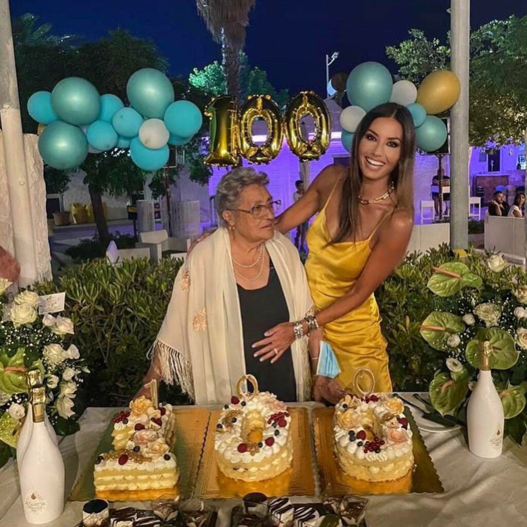Elisabetta Gregoraci, Tantissimi  auguri nonnina mia: sono 100.. Che traguardo bellissimo..che Dio ti … su Instagram per i suoi fan
