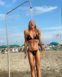 Martina Colombari, The caption is yours…….. su Instagram per i suoi fan