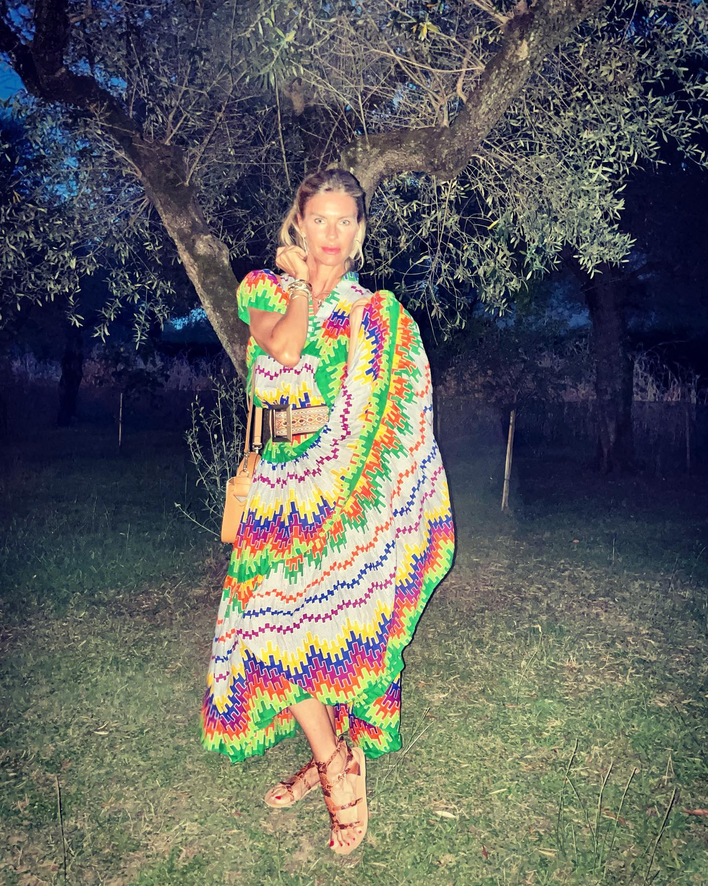 Martina Colombari Vivere….Vivere a colori !!!
( sfuocata confusa felice)
( grazie alla mia amica ...