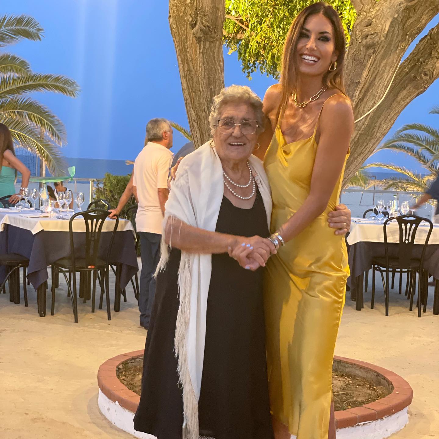 Elisabetta Gregoraci Tantissimi auguri nonnina mia: sono 100.. Che traguardo bellissimo..che Dio ti ...