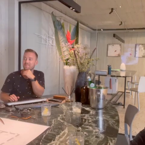 Vi presento il mondo secondo Flavio Briatore, dove la vita è un mix perfetto di lussi sfrenati...