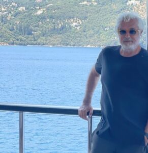 Flavio Briatore, Saluti dalla Grecia, riuscite a indovinare dove sono?… su Instagram stupisce i suoi fan