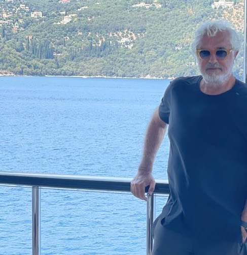 Flavio Briatore Saluti dalla Grecia, riuscite a indovinare dove sono?...