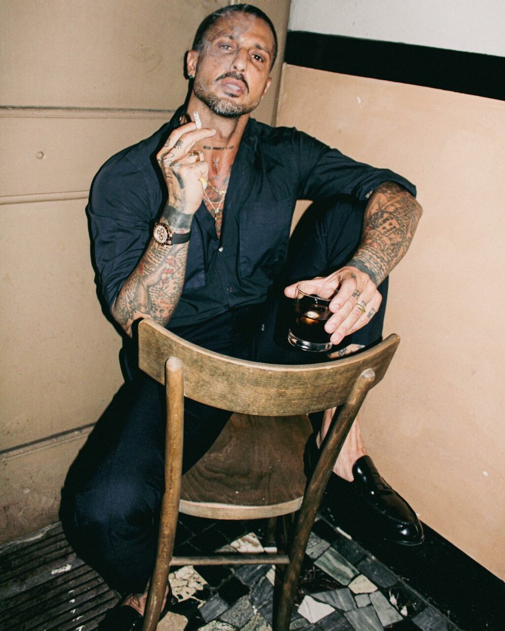 Fabrizio Corona, SI’,SONO SPRECATO AI DOMICILIARI.MA IL MONDO L’HO PORTATO QUI DENTRO…. su Instagram per i suoi fan