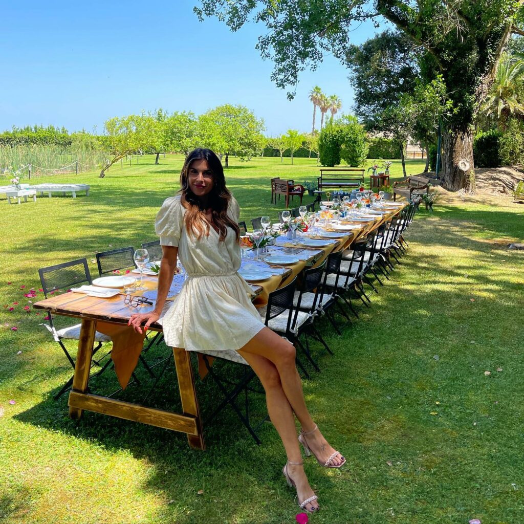 Elisabetta Canalis, Ricordi speciali di un pranzo di inizio estate presso la tenuta di Sella & Mosca… su Instagram stupisce i suoi fan