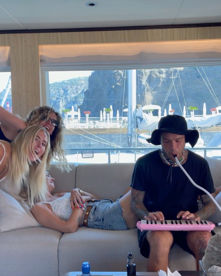 Che dire di Fedez? Un mix esplosivo di talento, carisma e stravaganza che lo rendono un personaggio...