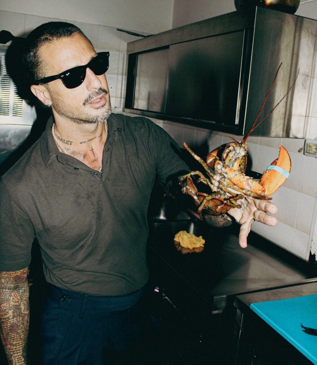 Fabrizio Corona, HO PESCATO PESCI SENZA RETE MOLTO PIÙ INTELLIGENTI DI TANTI PESCI CHE SCORREGGIA… su Instagram per i suoi fan