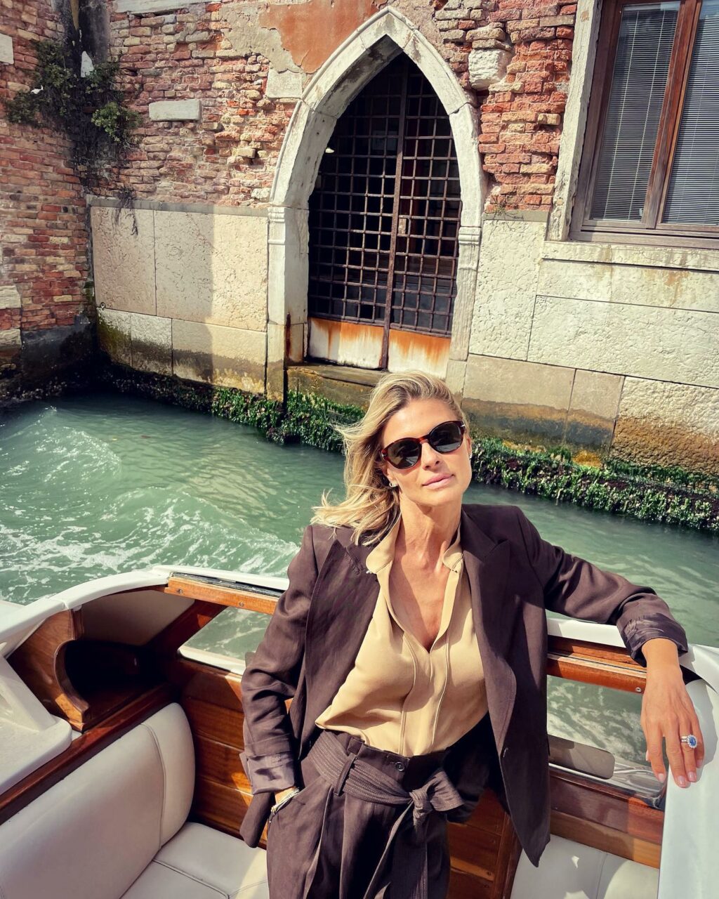 C'era una volta una principessa dai capelli biondi come il sole e gli occhi che brillavano come...