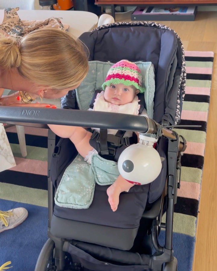 C'è un rapper italiano che sta facendo parlare di sé più per i suoi capelli colorati che per le sue...