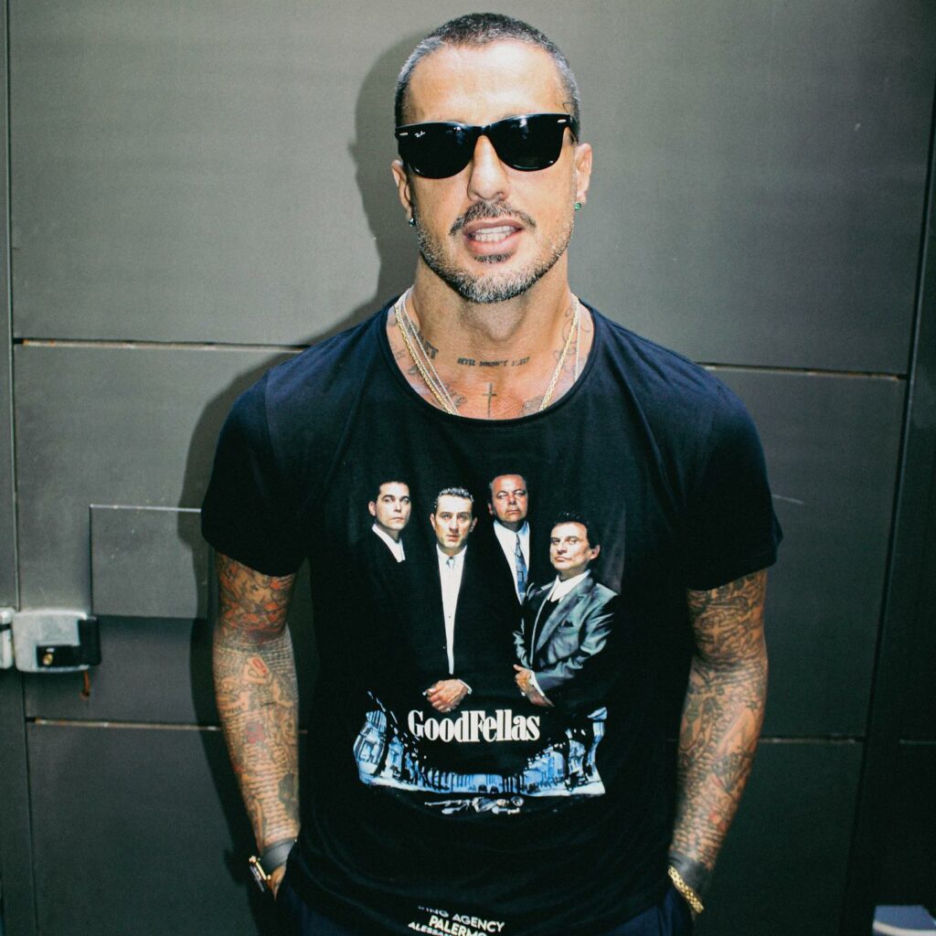 Cari lettori, oggi vi parlerò di un personaggio che divide l'opinione pubblica come pochi altri...