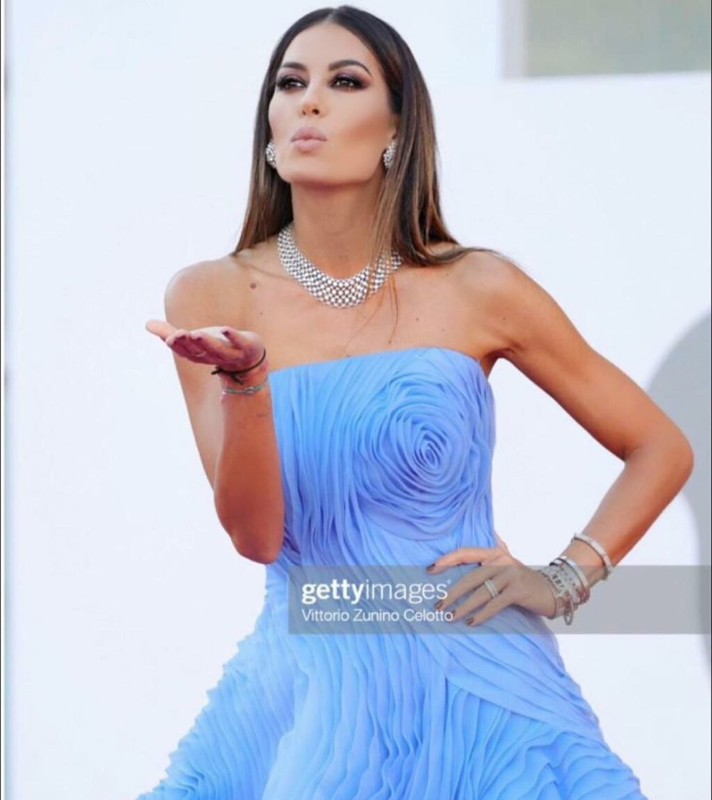 Siete pronti a scoprire il mondo glamour e scintillante di Elisabetta Gregoraci? La bellissima...