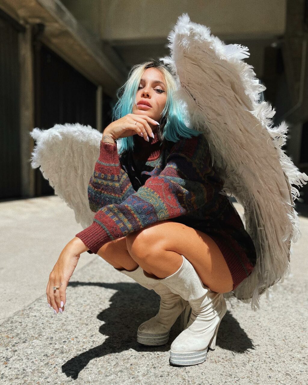 Rose Villan, Silver wings silhouetted against the child’s sunrise… su Instagram per i suoi fan