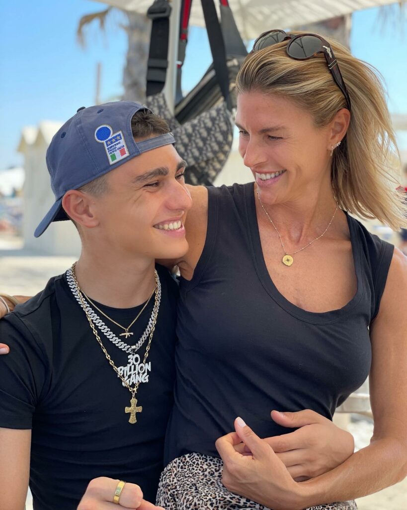 Martina Colombari, …. in uno spazio di felicità  ( secondo voi ci assomigliamo ? ) ph… su Instagram per i suoi fan