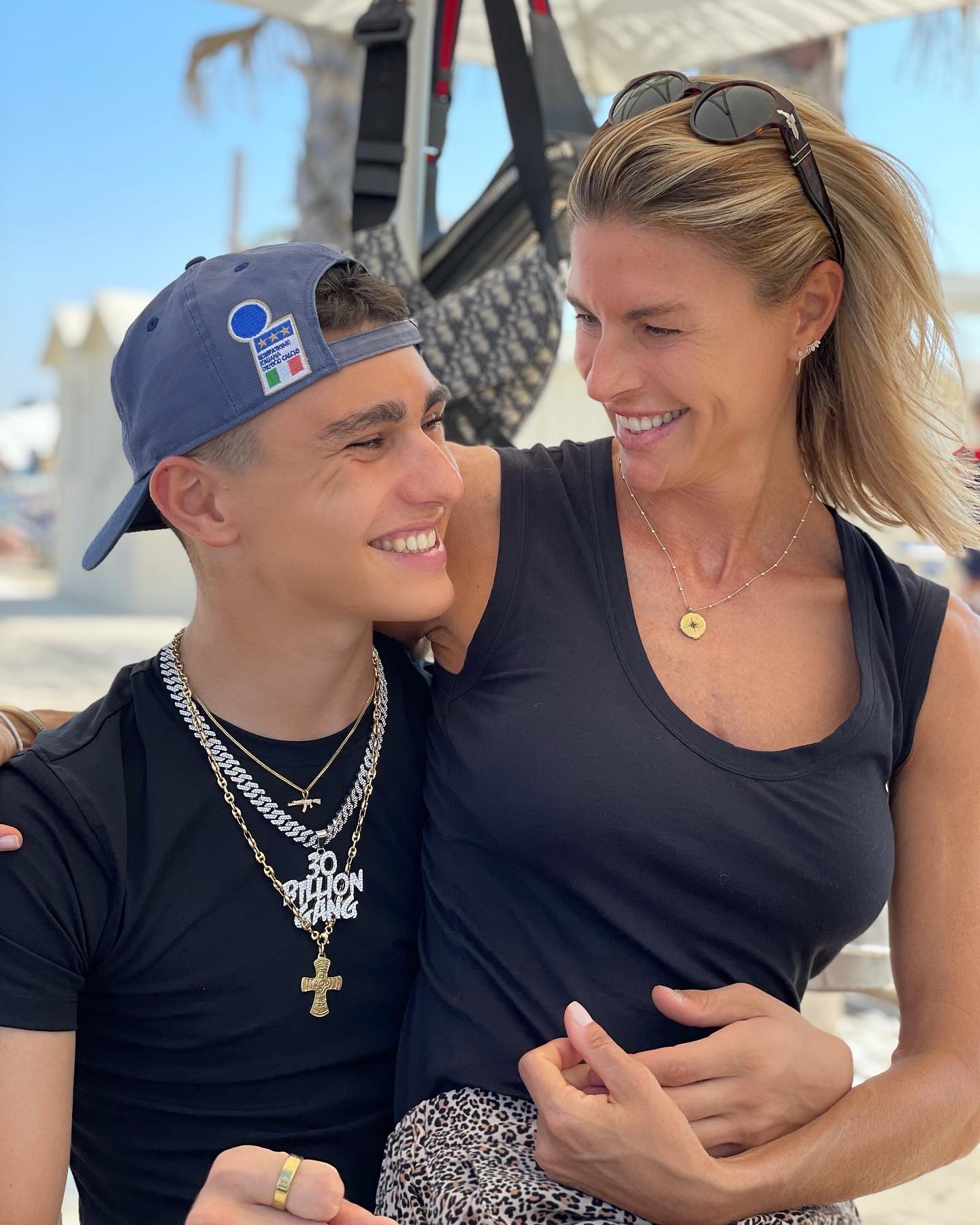 Martina Colombari …. in uno spazio di felicità ( secondo voi ci assomigliamo ? ) ph...