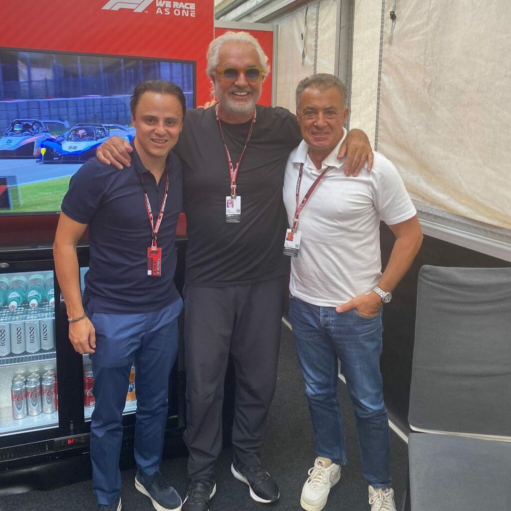 Flavio Briatore, il magnate dell'imprenditoria e della Formula 1, con il suo atteggiamento da boss...