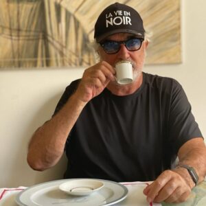 Flavio Briatore, Iniziamo la giornata con un caffè… Buona settimana a tutti… su Instagram per i suoi fan