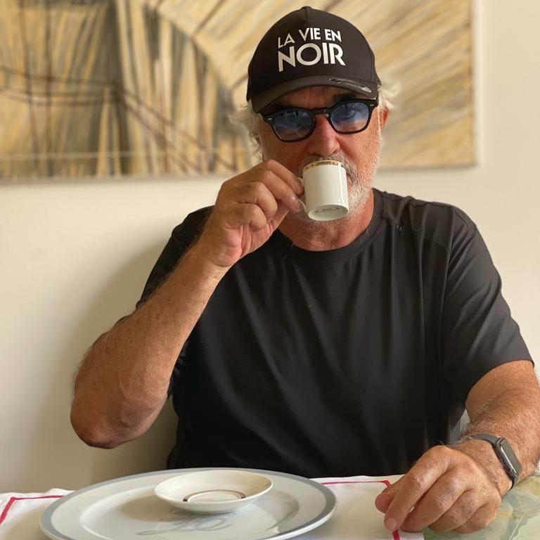 Flavio Briatore Iniziamo la giornata con un caffè… Buona settimana a tutti...