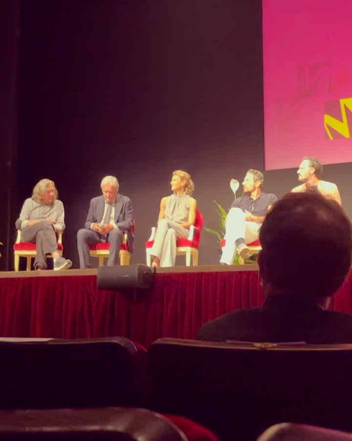 Martina Colombari Pronti a salire sulle “Montagne Russe” ???
e in tanti altri teatri….!!!! Ovviam...