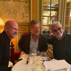 Vi presento Flavio Briatore, l'imprenditore dall'ego grande quanto la sua fortuna. Con il suo...