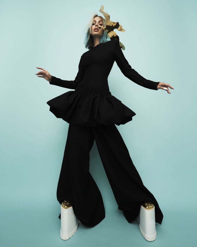 Rose Villan, – 100 Years Of Fashion… su Instagram incanta i suoi fan
