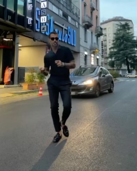 Vi presento Fabrizio Corona, l'uomo che ha reso la parola "paparazzi" famosa in tutto il mondo...