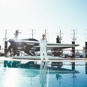 "Se c'è una cosa che Flavio Briatore sa fare bene, è saper attirare l'attenzione. Il magnetico...