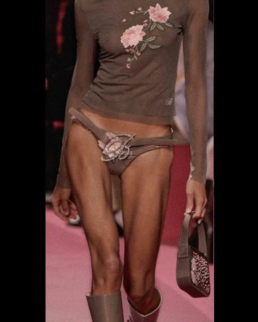 Selvaggia Lucarelli, La solita schizofrenia del mondo della moda che “basta modelle magrissime”. (sfi… su Instagram delizia i suoi fan