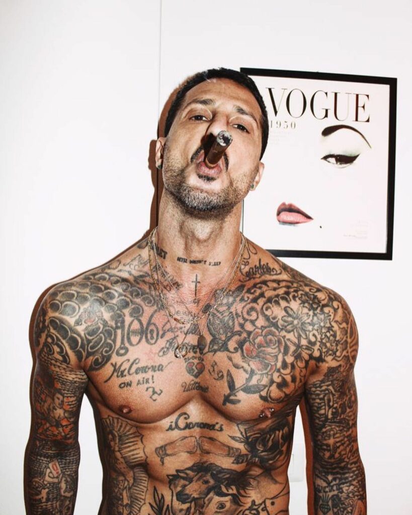 Fabrizio Corona, L’ AMBIENTE DELLA MODA MILANESE È UN AMBIENTE DI SFIGATI NULLAFACENTI E “NULLACA… su Instagram per i suoi fan